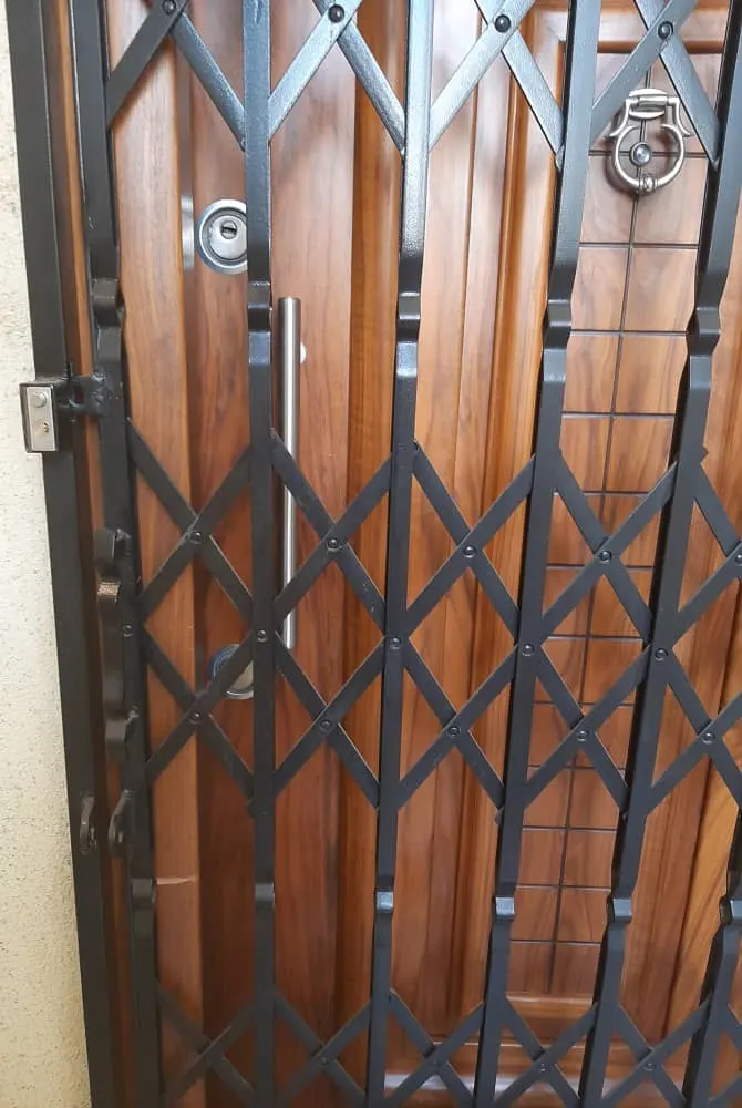 حفاظ درب آکاردئونی سه لوزی